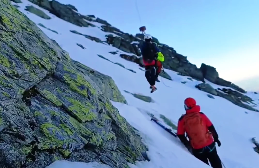 Salvamontiştii din Sibiu încearcă să recupereze trupurile celor doi turişti morţi în Munții Făgăraş. De unde erau victimele