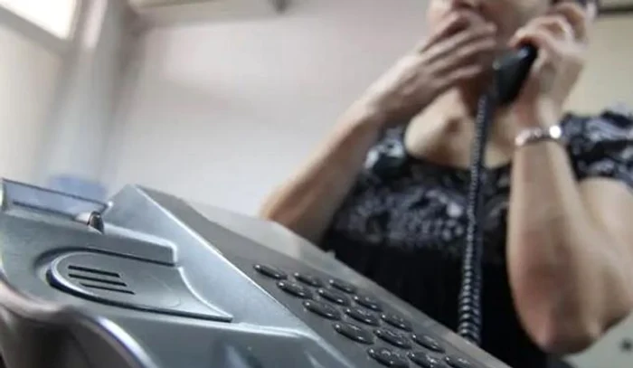 Bătrânii sunt sunați de anonimi FOTO: arhiva