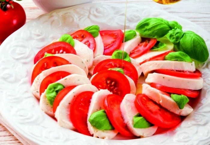 Ce poate fi mai bun decât combinaţia de roşii aromate, brânză proaspătă şi busuioc?
