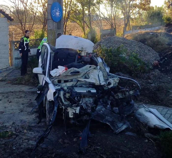 Șoferul mașinii a murit decapitat FOTO: Ziarul de Tulcea