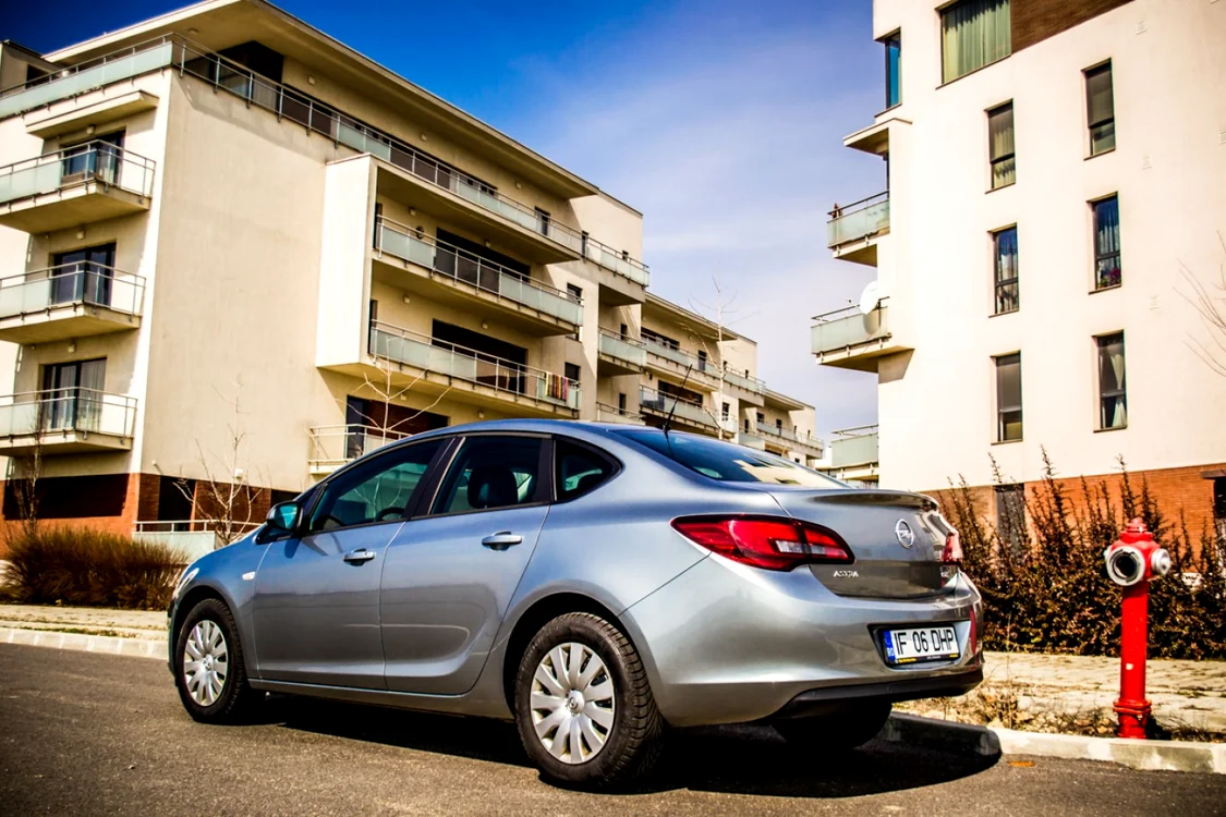 O maşină bazată pe Opel Astra, dar mai mică, ar putea fi baza pentru concurentul pe care General Motors îl vizează pentru Dacia Logan