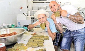 Giani a gătit sarmale  în foi de viță, la ”Poftiți pe la noi”  jpeg