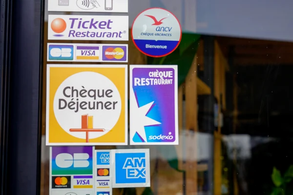 Tichetele de masă, între scumpiri și taxe. Cum ar putea beneficia angajații de un plus brut de 1.272 de lei pe an