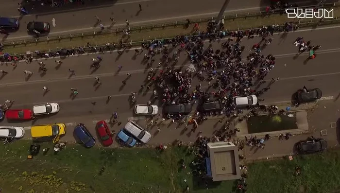 
    Sute de refugiaţi aşteaptă să treacă frontiera înspre Ungariacaptură video  