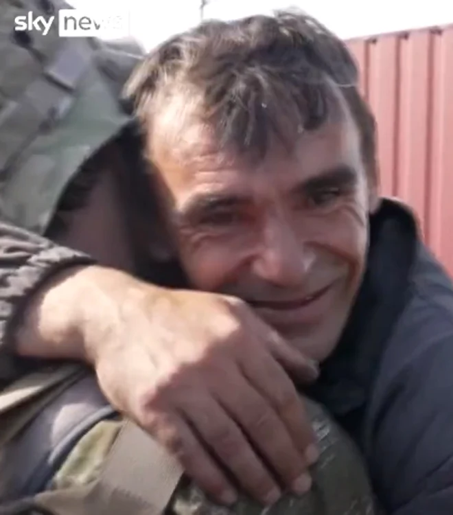 Fiul cel mare, soldat în armata ucraineană și-a revăzut tatăl Foto: captură video Sky News