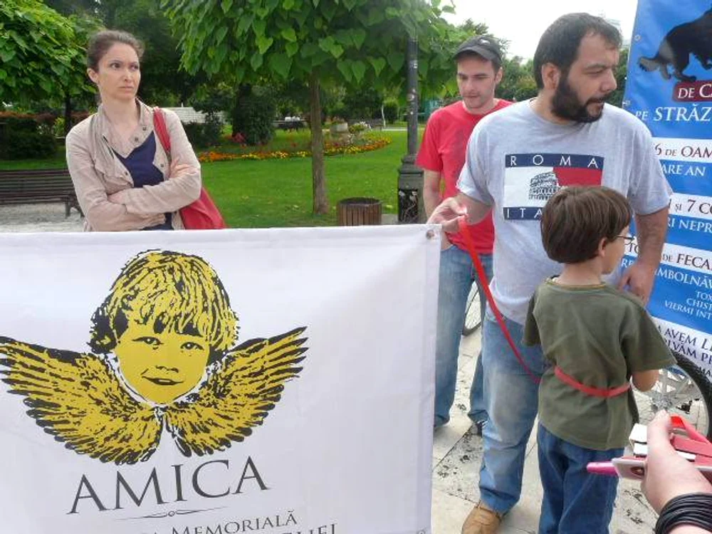 Protestul de tip flashmob a fost organizat de AMICA (Asociatia Memoriala Ionuţ Cosmin Anghel) şi IREC (Iniţiativa pentru Responsabilitate Civică)