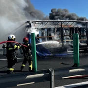 Autotren încărcat cu frigorifice, cuprins de flăcări pe Autostrada A1. FOTO: ISU Timiș