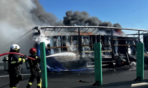 Autotren încărcat cu frigorifice, cuprins de flăcări pe Autostrada A1. FOTO: ISU Timiș