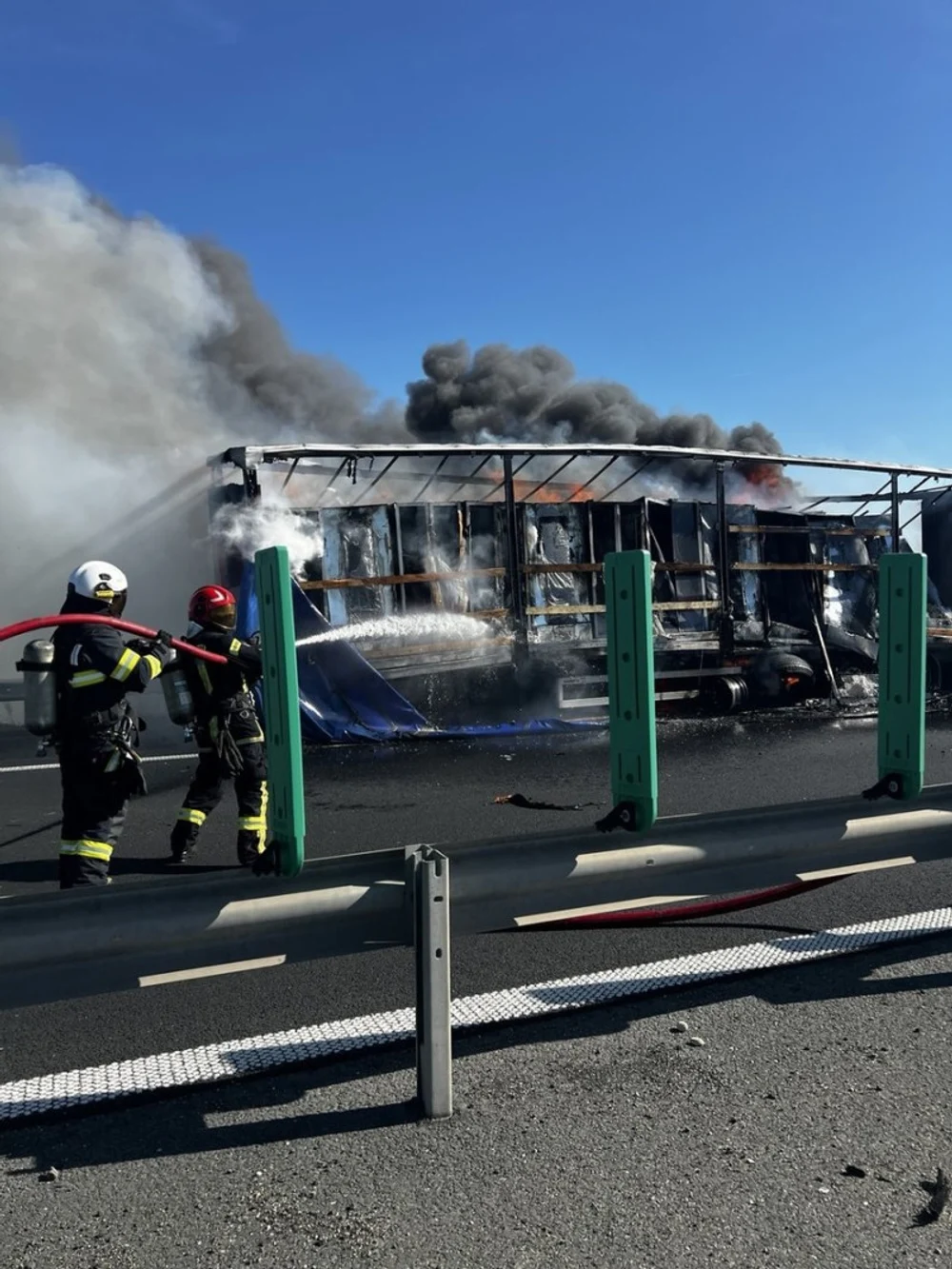 TIR încărcat cu frigorifice, cuprins de flăcări pe Autostrada A1. Semiremorca a ars aproape complet