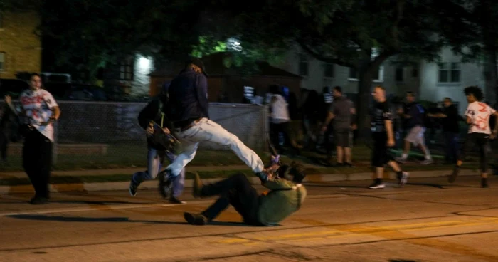 Confruntare la Kenosha între un simpatizant al Black Lives Matter şi un civil înarmat FOTO Getty Images