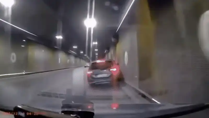 Accident spectaculos în Pasajul Unirii: o mașină se răstoarnă și revine pe roți