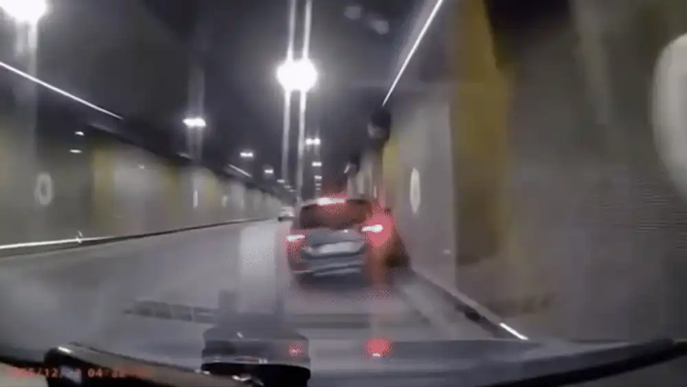 Accident spectaculos în Pasajul Unirii: o mașină se răstoarnă și revine pe roți