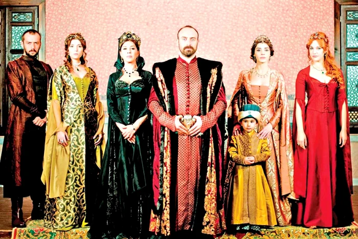 Halit Ergenç îl  interpretează în serial  pe Sultanul Suleyman,  iar soţia lui, Hurrem,  este interpretată  de Meryem Uzerli