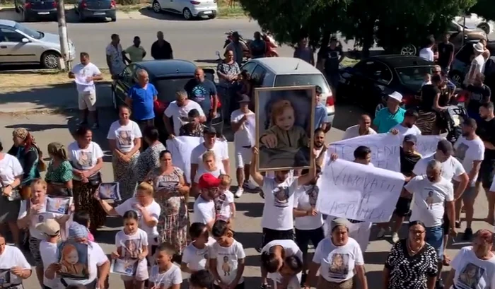Rudele cer demisiile medicilor care l-au tratat pe băiat. FOTO Captură TVR Craiova