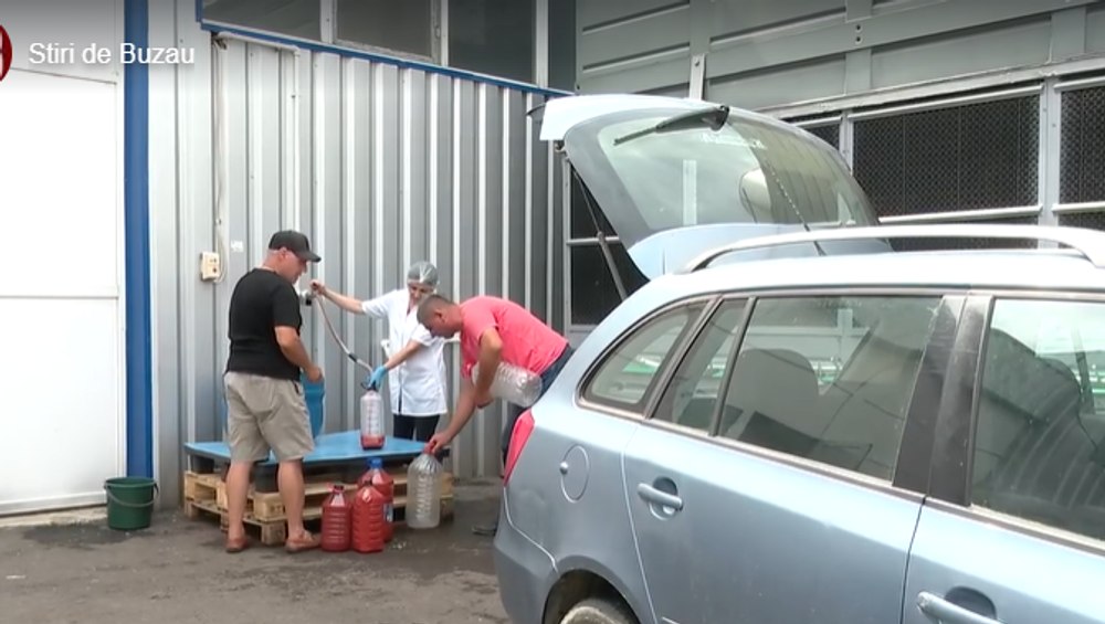 Cozi la conducta cu suc de roșii a fabricii din Buzău. Oamenii vin cu bidoanele să se aprovizioneze pentru iarnă. Cât costă un litru