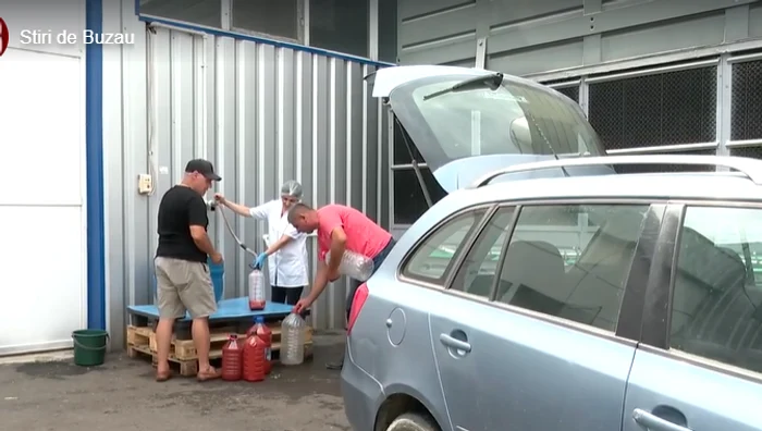Oamenii stau la rând pentru sucul de roșii. FOTO Captură video Știri Buzău