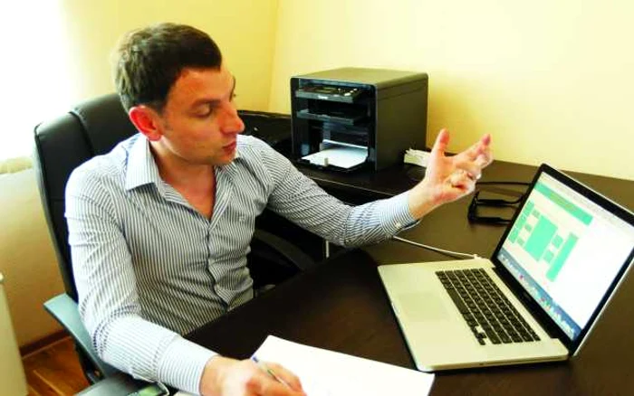Iurie Badicu demonstrează cum funcţionează sistemul de monitorizare. Foto: Adevărul
