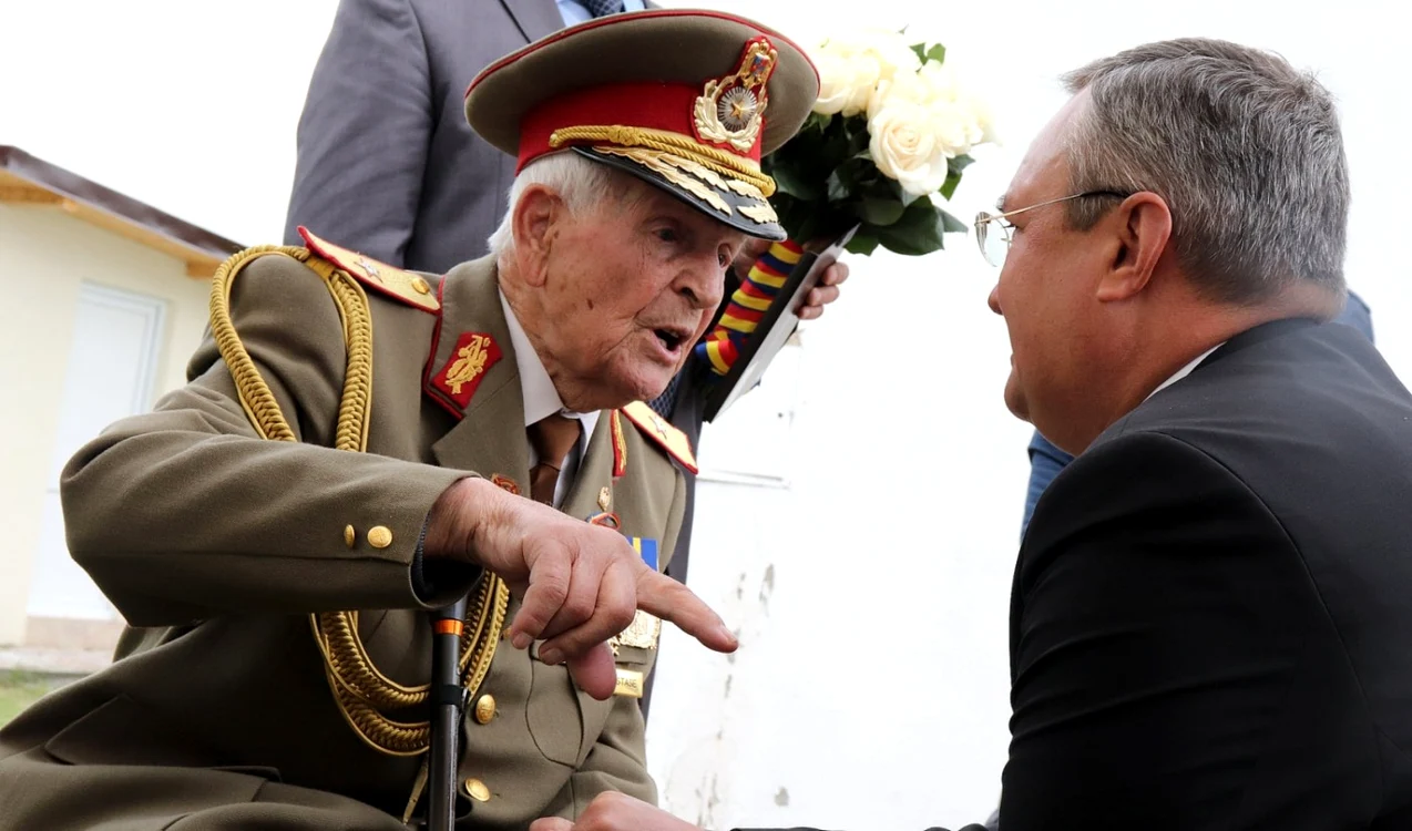 Generalul Constantin Năstase, într-o discuţie cu ministrul Apărării FOTO: Ion Georgescu