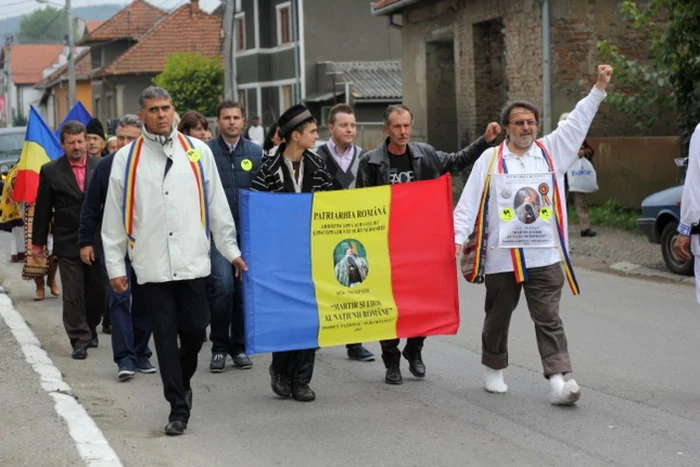 Pe ultima parte a traseului, lui Laurian i-au fost bandajate picioarele, în urma tăieturilor suferite. FOTO: Daniel Guţă.