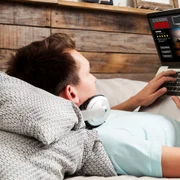 Video streaming laptop aplicatie filme FOTO Shutterstock