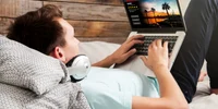 Video streaming laptop aplicatie filme FOTO Shutterstock