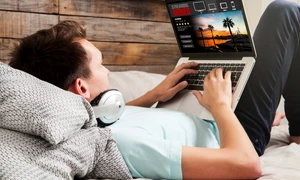 Video streaming laptop aplicatie filme FOTO Shutterstock