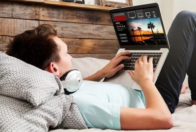 Video streaming laptop aplicatie filme FOTO Shutterstock