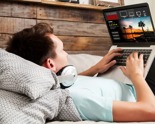 Video streaming laptop aplicatie filme FOTO Shutterstock