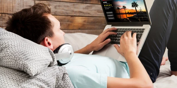 Video streaming laptop aplicatie filme FOTO Shutterstock