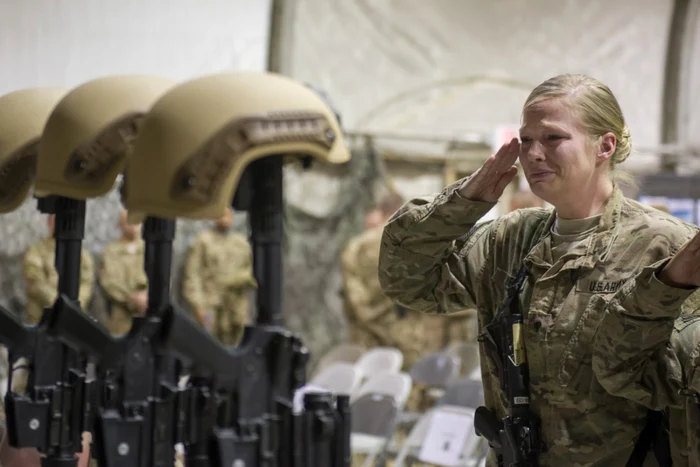 Un soldat american îşi salută camarazii mortţi în misiune în cadrul unei ceremonii de comemorare a şase soldaţi morţi într-un atac sinucigas în Bagram Air Field FOTO ARHIVĂ