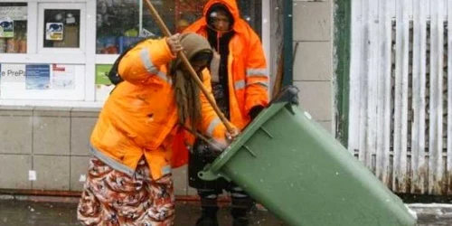 Măturătorii Salubrităţii mai pot mătura doar un an străzile oraşului. Foto: arhivă