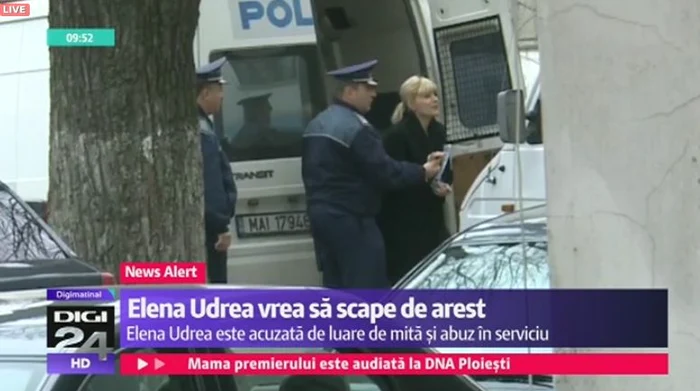 Elena Udrea a coborât din duba poliţiei şi s+a îndreptat spre sala de judecată