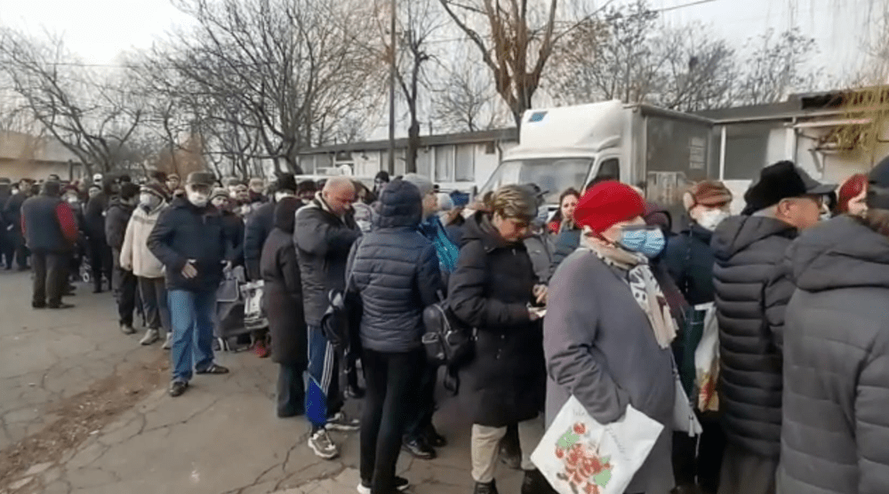 Cozi uriașe la ajutoarele alimentare de la UE. Sute de persoane cu handicap au venit să ridice pachetele 
