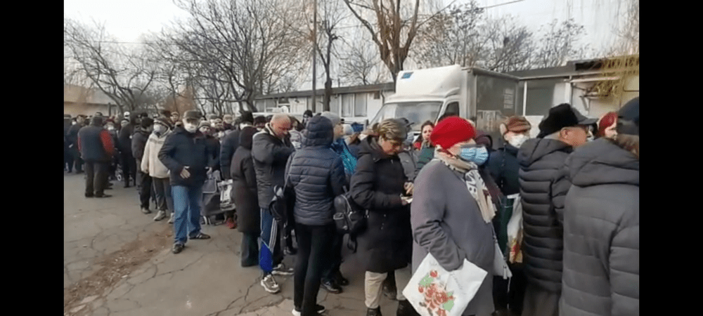 Boloș, despre haosul în distribuirea pachetelor cu alimente de la UE: „Îmi cer scuze, e coada sărăciei și a nevoilor!”