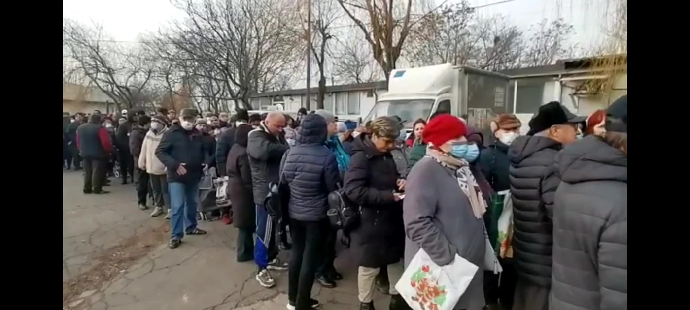 Oamenii au format cozi uriașe la pachetele cu ajutoare de la UE FOTO Adevărul
