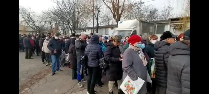 Oamenii au format cozi uriașe la pachetele cu ajutoare de la UE FOTO Adevărul