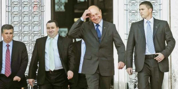 Traian Băsescu, părăsind sediul Curţii Constituţionale  