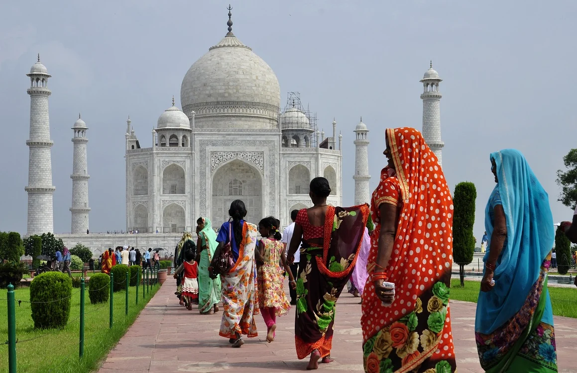 Imagine cu Taj Mahal, simbolul Indiei și o mulțime de indieni care se duc să-l viziteze Foto Pixabay