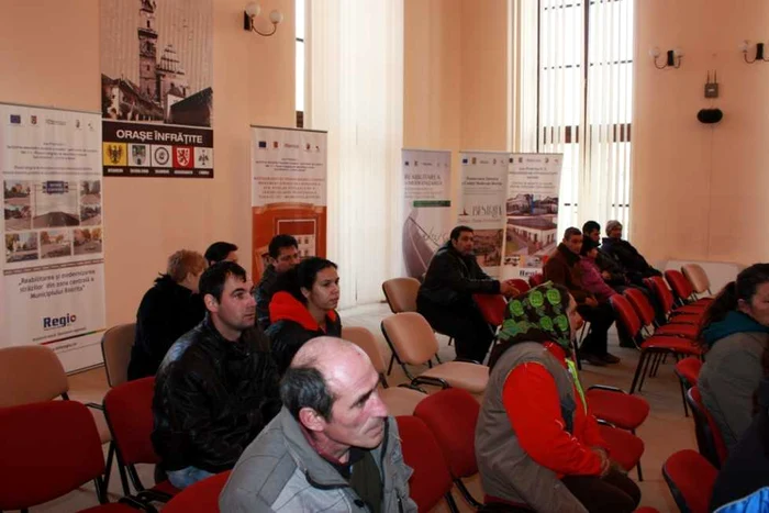 Mai mulţi părinţi ai căror copii învaţă la Şcoala Generală nr. 2 au participat la întâlnirea de ieri, însă nu s-au lăsat convinşi de primar FOTO: Adevărul/ Bianca Sara
