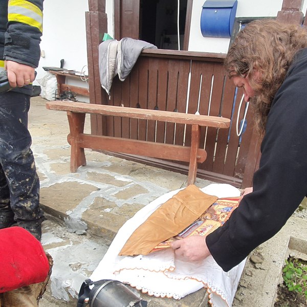 Minunea de la Mănăstirea Podu Coșnei mistuită de flăcări. Moaște ale Sfântului Ioan cel Nou au rămas intacte FOTO 