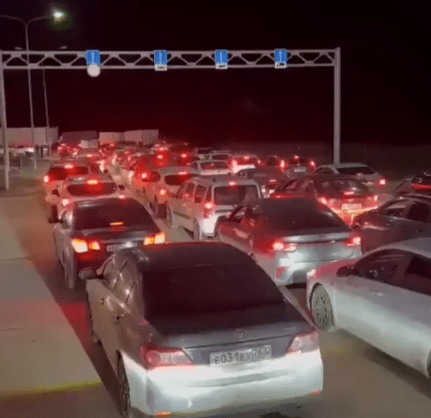 Mulţi ruşi încearcă să treacă în Kazahstan după declanşarea mobilizării VIDEO