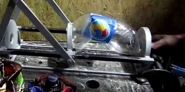 Presă pentru comprimarea PET-urilor şi dozelor de aluminiu Foto You Tube 