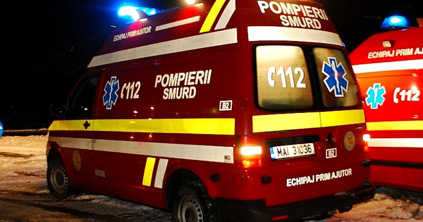 Un echipaj SMURD l-a transportat pe rănit la spital. Foto Arhivă.