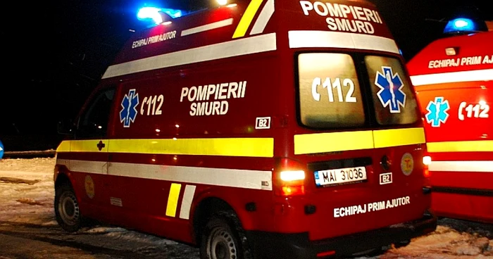 Un echipaj SMURD l-a transportat pe rănit la spital. Foto Arhivă.