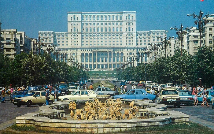 Casa Poporului in anii 90. Ilustrată. Delcampe.net