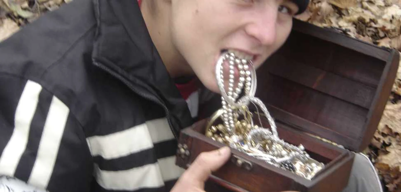Nicolae Ermurachi(17 ani) a vrut să aibă amintire cu prada din România şi s-a pozat cu bijuteriile în dinţi
