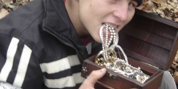 Nicolae Ermurachi(17 ani) a vrut să aibă amintire cu prada din România şi s-a pozat cu bijuteriile în dinţi