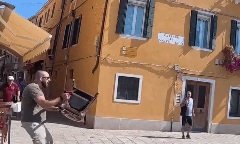 Bătaie între hoți români de buzunare și activiștii civici în Veneția. S-au împărțit pumni și picioare și au zburat scaune și pietre