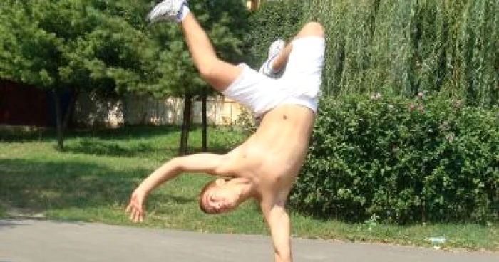 Râmnicu Vâlcea: Alexandru Ştefan este boxeur şi karatist, pasionat de breakdance