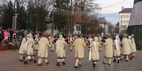 Gorjenii sunt aşteptaţi cu mic cu mare în Piaţa Prefecturii